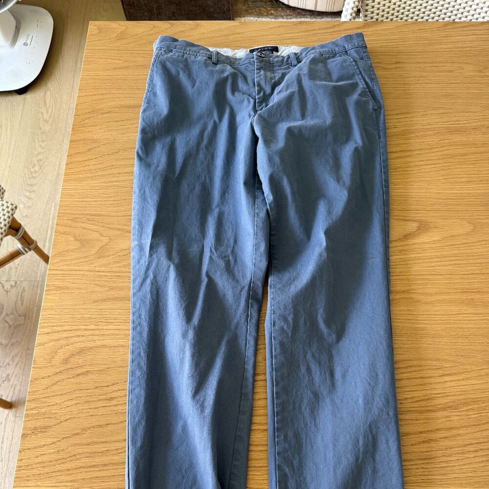 Mens Tommy Hilfigure chinos